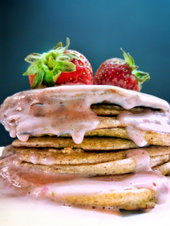 Una foto de Tortitas realfood de avena con plátano y fresa (sin azúcar)
