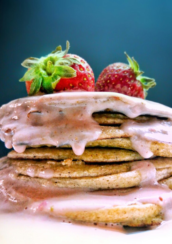 Una foto de Tortitas realfood de avena con plátano y fresa (sin azúcar)