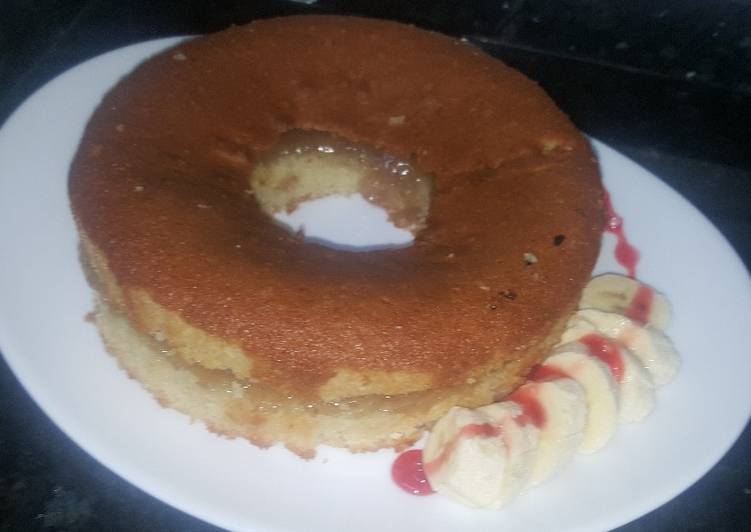 Bizcocho rellena de mermelada de melón y plátano