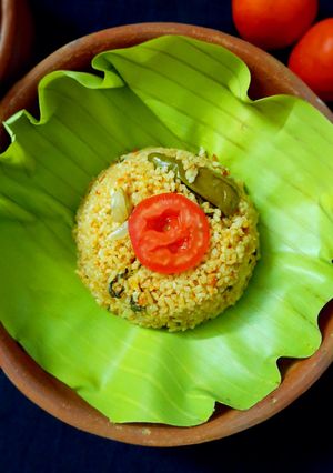 A picture of Broken rice tomato bath.