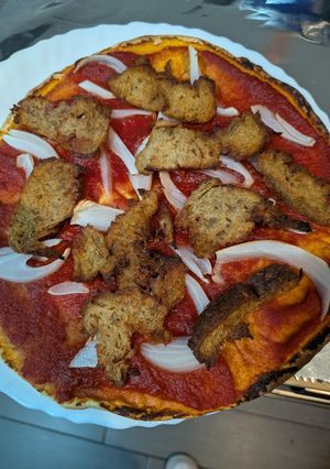 Una foto de Pizza de "Kebab" Vegan + Salsa de Yogurt