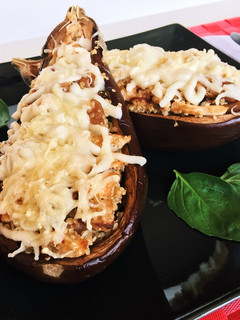 Una foto de Berenjena rellena con quinoa y pollo