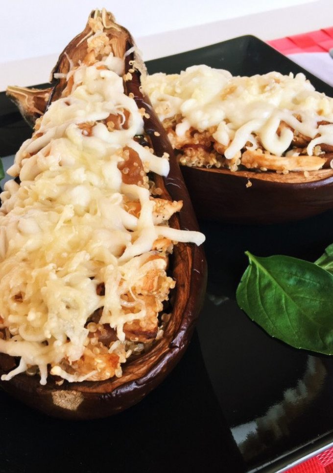 Una foto de Berenjena rellena con quinoa y pollo