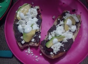 Una foto de Molletes con choricito