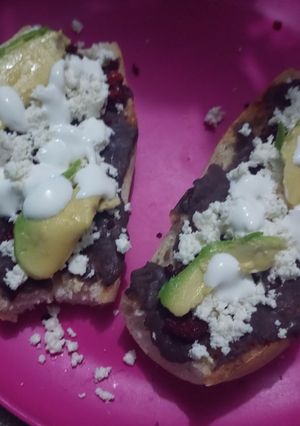 Una foto de Molletes con choricito