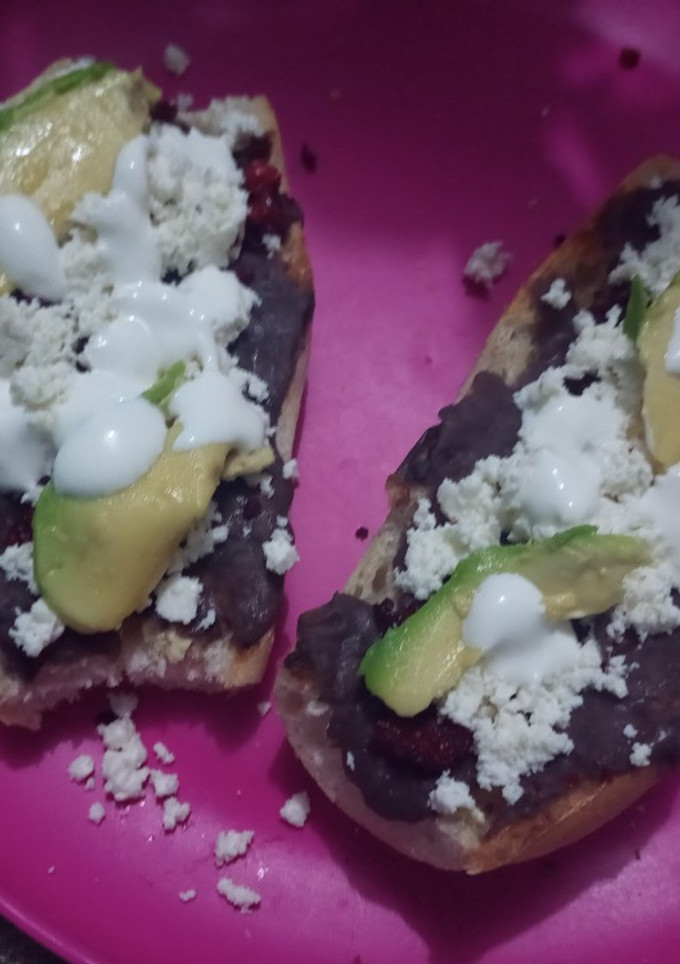 Una foto de Molletes con choricito