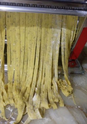 Una foto de Fideos de cúrcuma y orégano