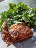 Lomo de cerdo a la plancha con ensalada de berros