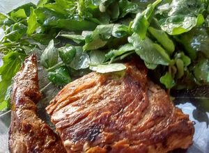 Una foto de Lomo de cerdo a la plancha con ensalada de berros
