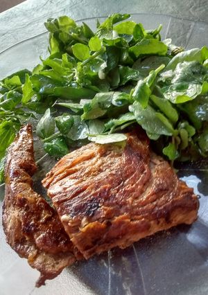 Una foto de Lomo de cerdo a la plancha con ensalada de berros