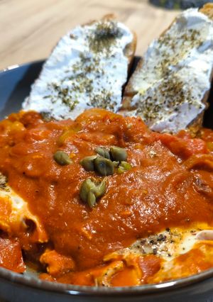 Φωτογραφία της συνταγής Αυγά σασούκα (shakshuka) με γαλοτύρι