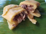 Una foto de pierna de cerdo con achiote