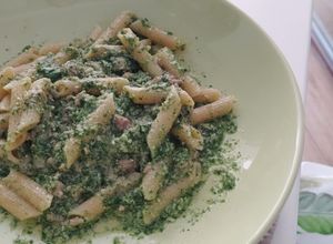 Foto di Pasta al tonno con pesto di valeriana e mandorle