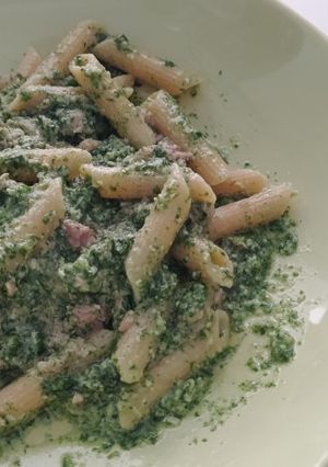 Foto di Pasta al tonno con pesto di valeriana e mandorle