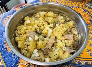 Une photo de Salade marinée de pommes de terre aux harengs fumés, oignons et cornichons