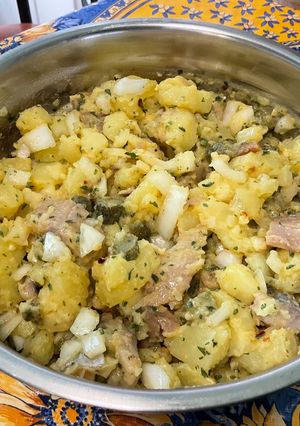 Une photo de Salade marinée de pommes de terre aux harengs fumés, oignons et cornichons