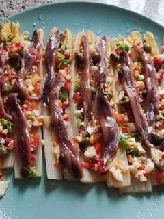 Una foto de Espárragos blancos rellenos con vinagreta y anchoas