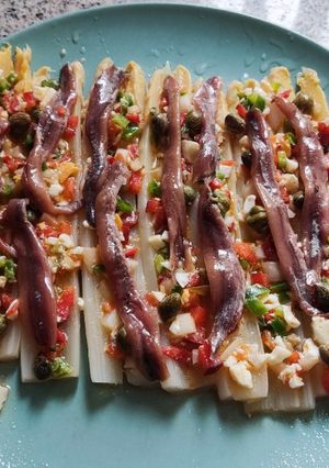Una foto de Espárragos blancos  rellenos con vinagreta y anchoas