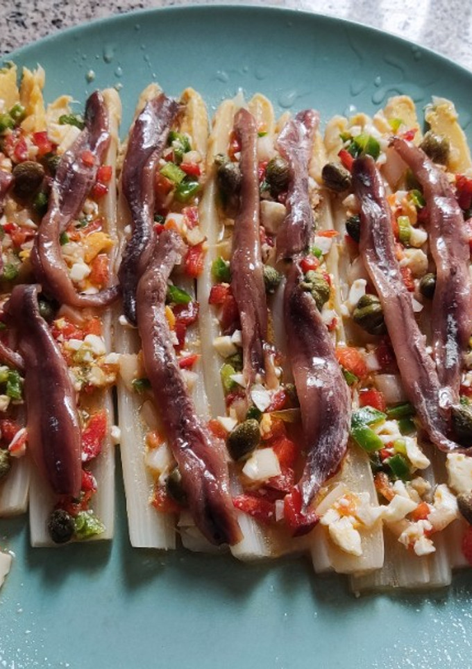 Una foto de Espárragos blancos  rellenos con vinagreta y anchoas