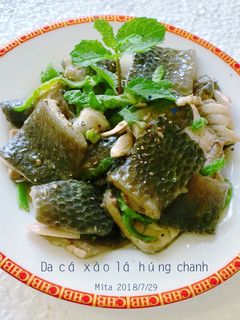 Hình của món Da cá áp chảo vs lá húng chanh.
