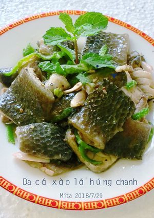 Hình của món Da cá áp chảo vs lá húng chanh.