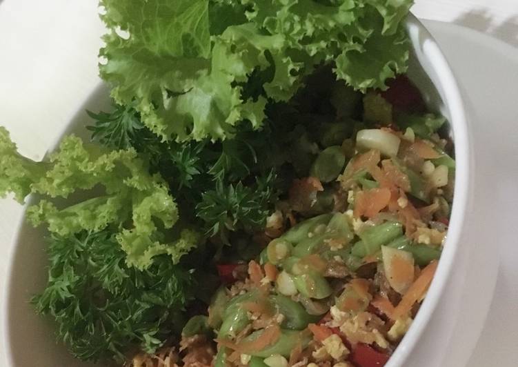 Tumis buncis dan wortel dengan rebon