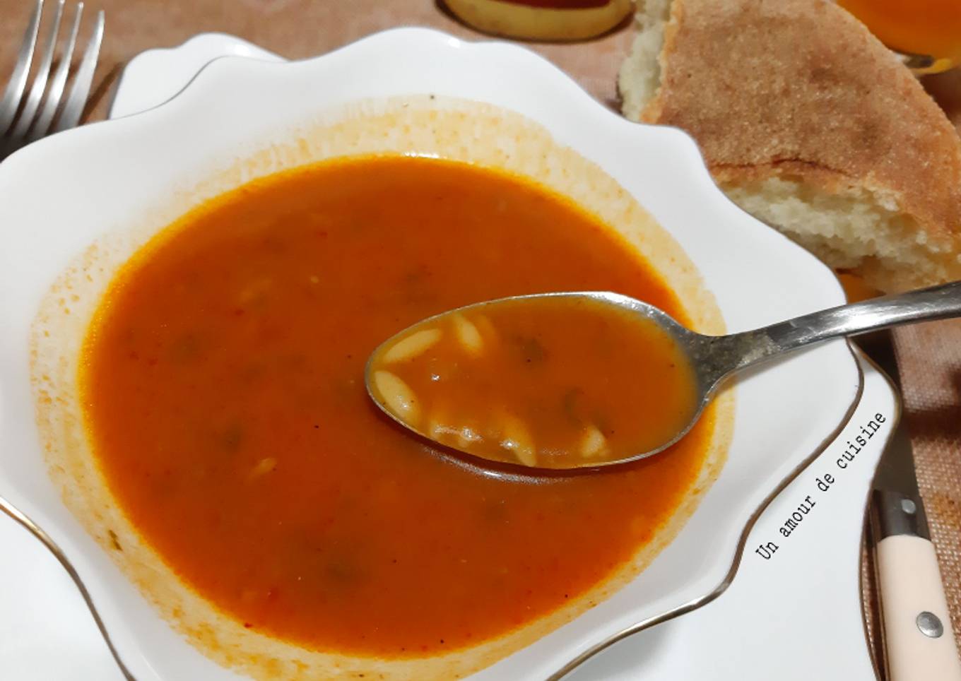 Step-by-Step Guide to Prepare Perfect Soupe de langues d'oiseaux a la tomate 🍴🍞