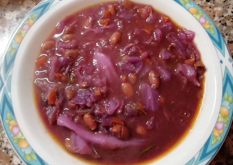 Zuppa di cavolo viola e fagioli borlotti