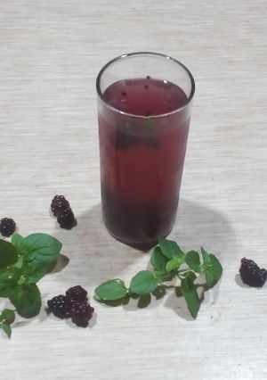 Una foto de Infusión refrescante de agua con moras y menta