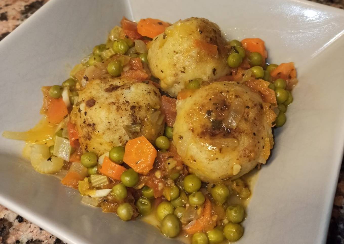 Albóndigas de merluza en salsa jardinera