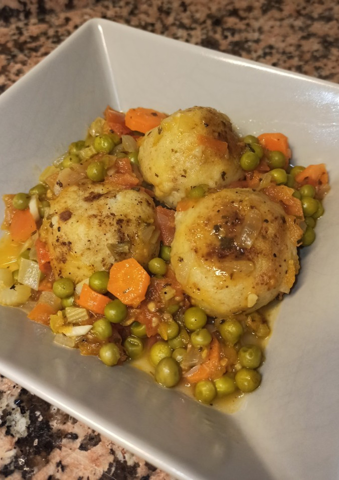 Una foto de Albóndigas de merluza en salsa jardinera
