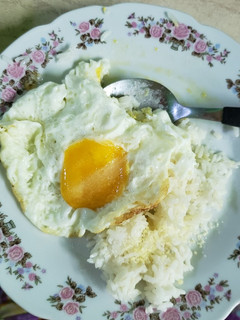 Una foto de Arroz al ajillo con huevo frito