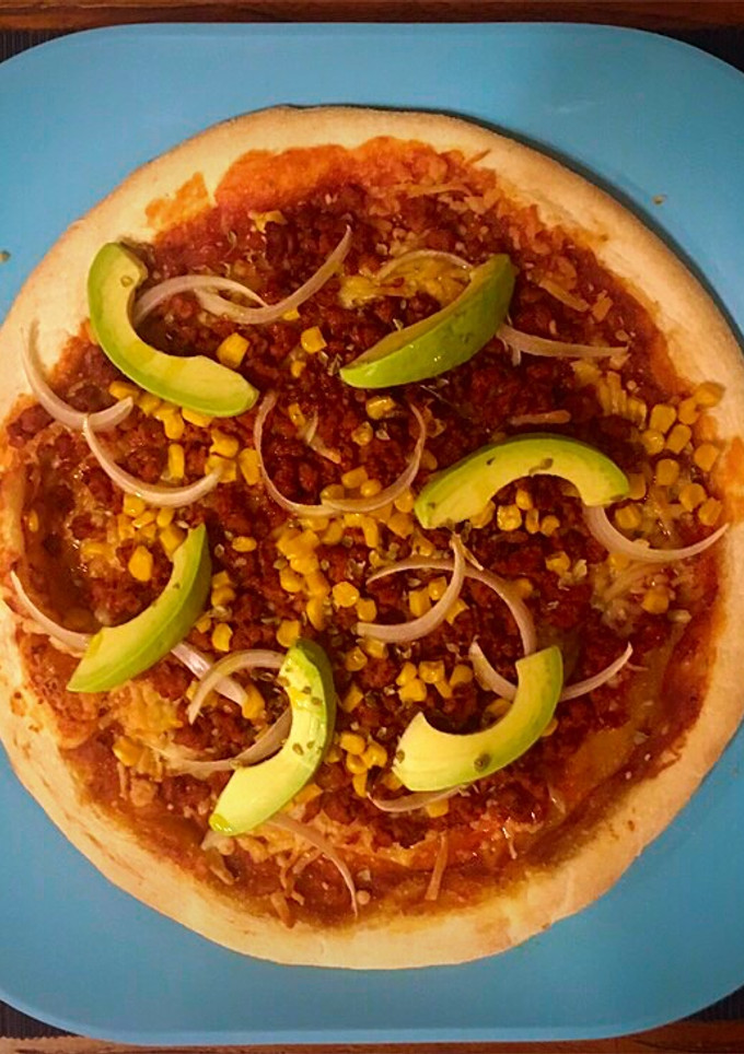 Una foto de Pizza de chorizo parrillero, millo y aguacate