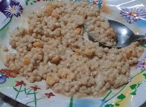 Una foto de Municiones, choclo, escamas de cebolla ahumada - ensalada fría