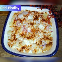 A picture of Dahi Bhallay.