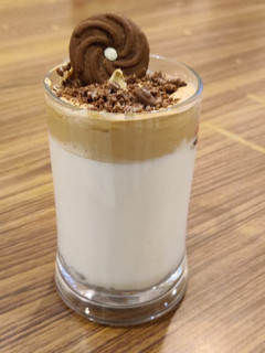 कुकीज़ एन्ड क्रीम डालगोना कॉफी (cookies and cream dalgona coffee recipe in hindi) रेसिपी मुख्य फोटो