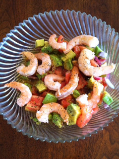 Una foto de Ensalada de Aguacate con Camarones