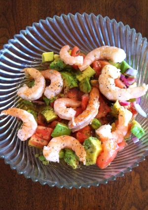 Una foto de Ensalada de Aguacate con Camarones