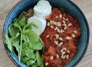 Une photo de Quinoa ratatouille chèvre frais et roquette