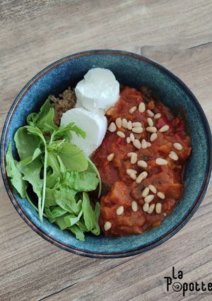 Une photo de Quinoa ratatouille chèvre frais et roquette