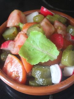 Una foto de Mini ensalada de tomate, rábano y pepinillo