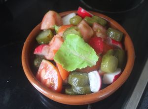 Foto principal de Mini ensalada de tomate, rábano y pepinillo