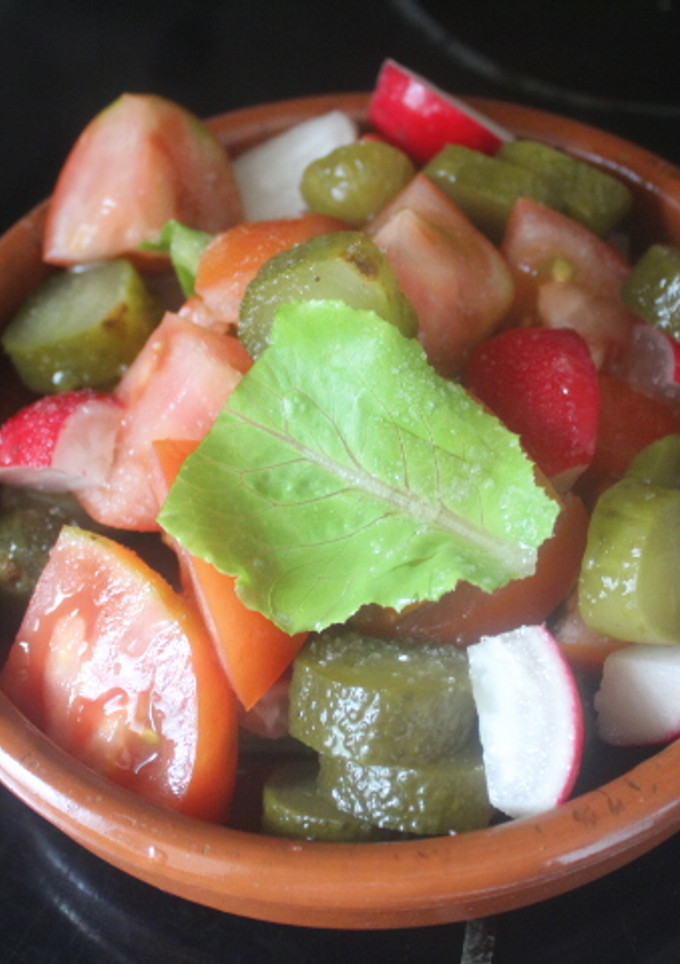 Una foto de Mini ensalada de tomate, rábano y pepinillo