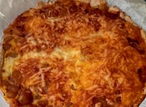 Una foto de 🇫🇷 Quiche pera 🍐, cebolla caramelizada 🧅 y gorgonzola 🧀🇮🇹