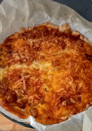 Una foto de 🇫🇷 Quiche pera 🍐, cebolla caramelizada 🧅 y gorgonzola 🧀🇮🇹