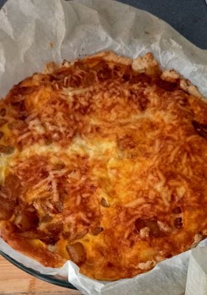 Una foto de 🇫🇷 Quiche pera 🍐, cebolla caramelizada 🧅 y gorgonzola 🧀🇮🇹