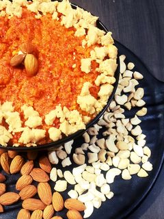स्वादिष्ट गाजर का हलवा(Swadist gajar ka halwa recipe in Hindi) रेसिपी मुख्य फोटो