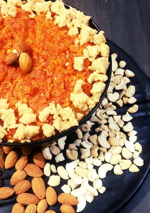 स्वादिष्ट गाजर का हलवा(Swadist gajar ka halwa recipe in Hindi) रेसिपी मुख्य फोटो