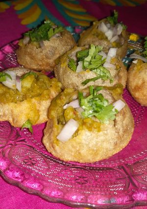 રગડા પૂરી (Ragda Poori Recipe In Gujarati) રેસીપી મુખ્ય ફોટો