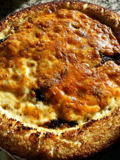 Una foto de Pastel de coliflor con vegetales y queso provolone